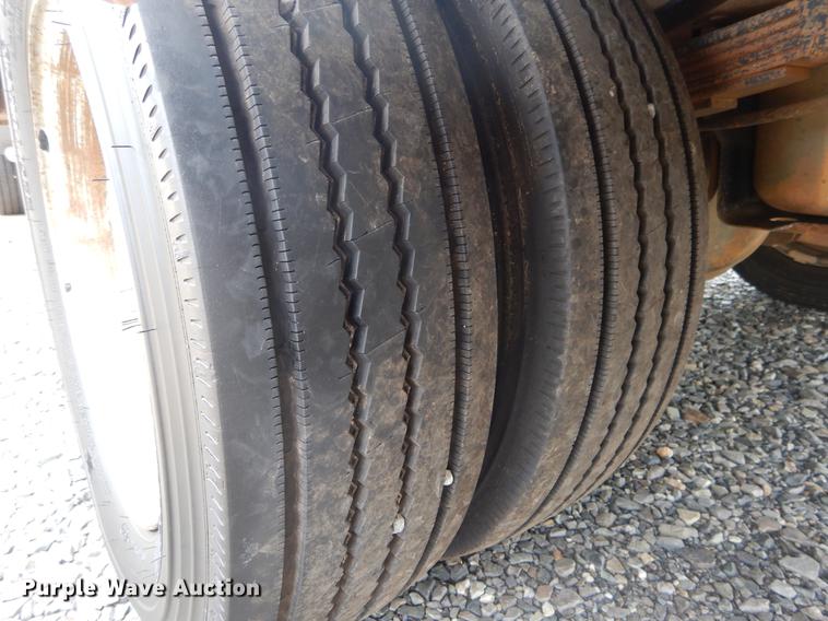 image for item DC0229 2005 Ford F550 Super Duty service truck with crane