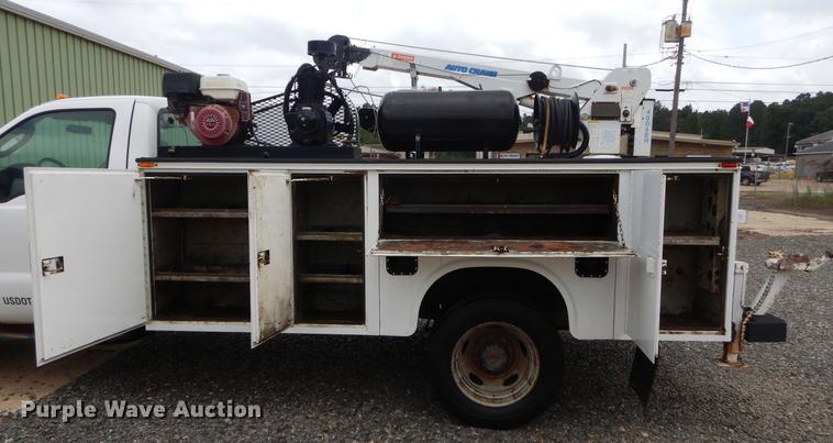 image for item DC0229 2005 Ford F550 Super Duty service truck with crane