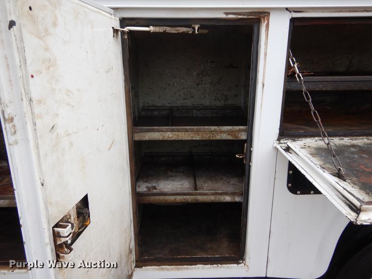 image for item DC0229 2005 Ford F550 Super Duty service truck with crane