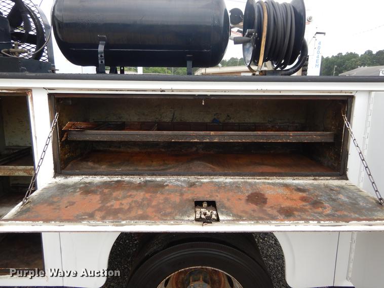 image for item DC0229 2005 Ford F550 Super Duty service truck with crane