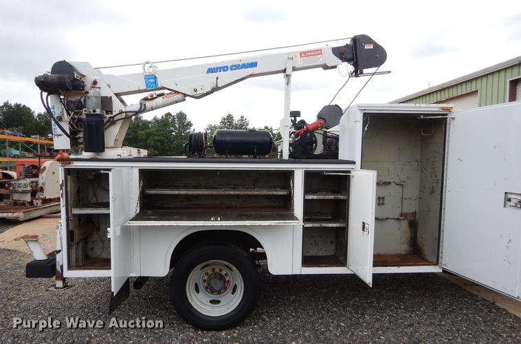 image for item DC0229 2005 Ford F550 Super Duty service truck with crane