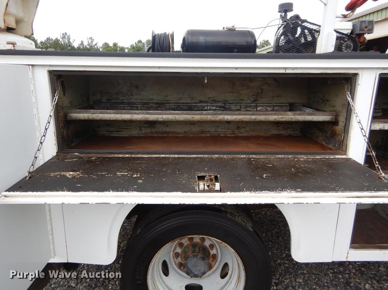 image for item DC0229 2005 Ford F550 Super Duty service truck with crane