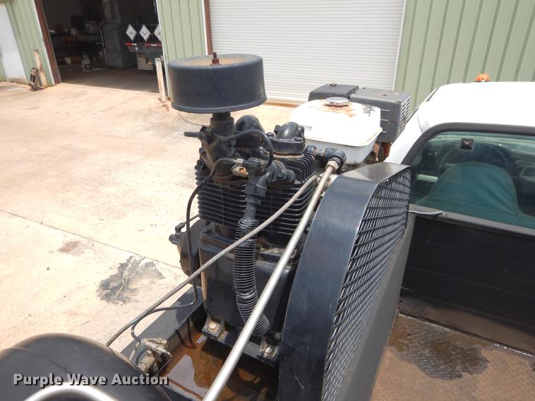 image for item DC0229 2005 Ford F550 Super Duty service truck with crane