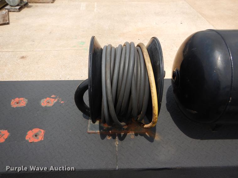 image for item DC0229 2005 Ford F550 Super Duty service truck with crane