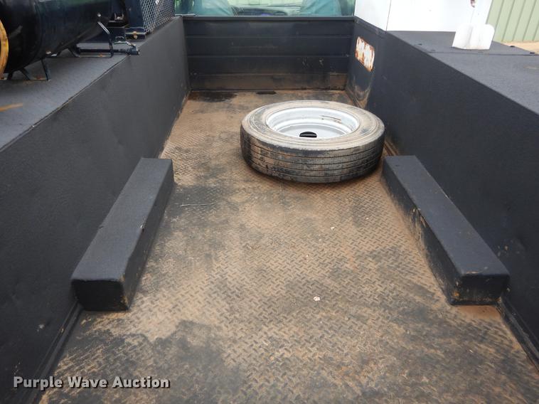 image for item DC0229 2005 Ford F550 Super Duty service truck with crane