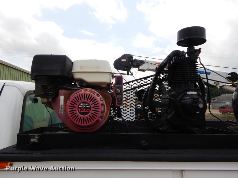 image for item DC0229 2005 Ford F550 Super Duty service truck with crane