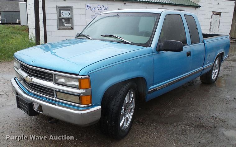 image for item DC5175 1995 GMC Sierra C2500 Ext. Cab pickup truck