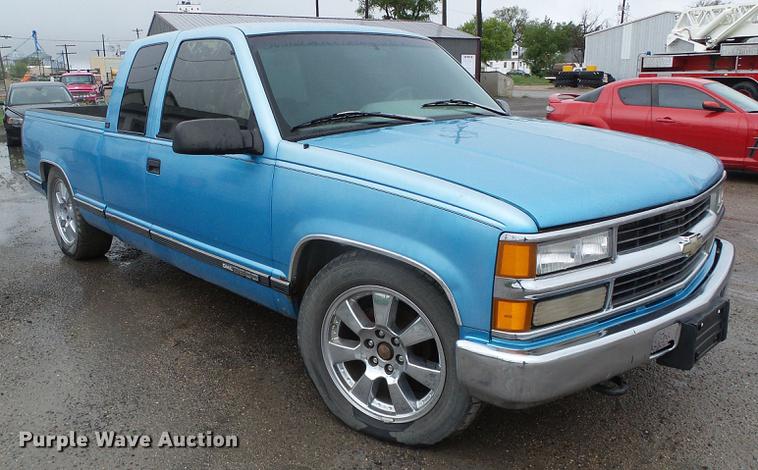 image for item DC5175 1995 GMC Sierra C2500 Ext. Cab pickup truck