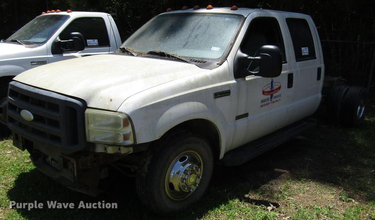 image for item DD3006 2006 Ford F350 Super Duty Crew Cab pickup truck cab and chassis
