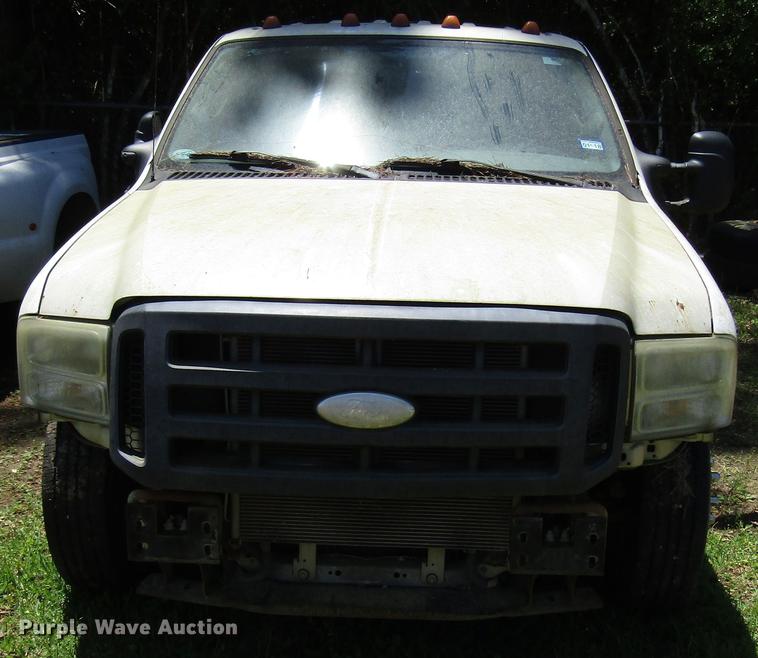 image for item DD3006 2006 Ford F350 Super Duty Crew Cab pickup truck cab and chassis