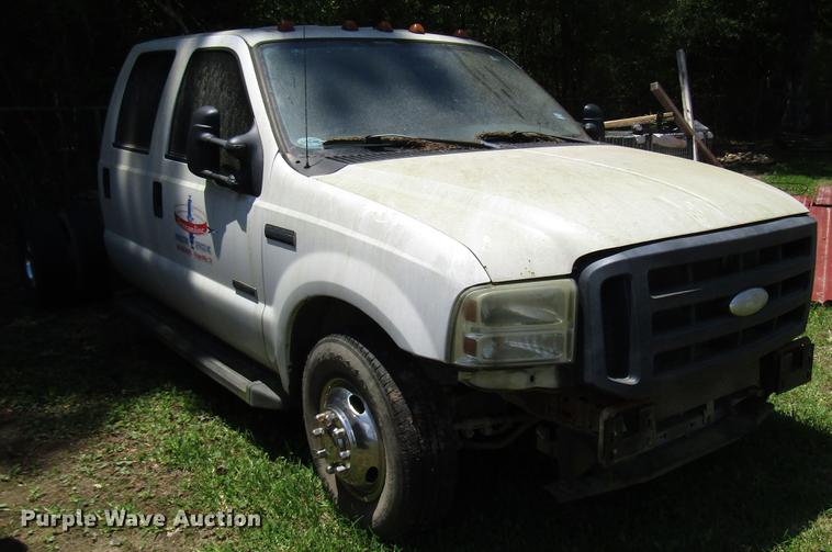 image for item DD3006 2006 Ford F350 Super Duty Crew Cab pickup truck cab and chassis