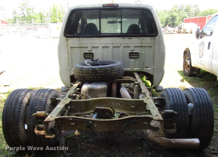 image for item DD3006 2006 Ford F350 Super Duty Crew Cab pickup truck cab and chassis