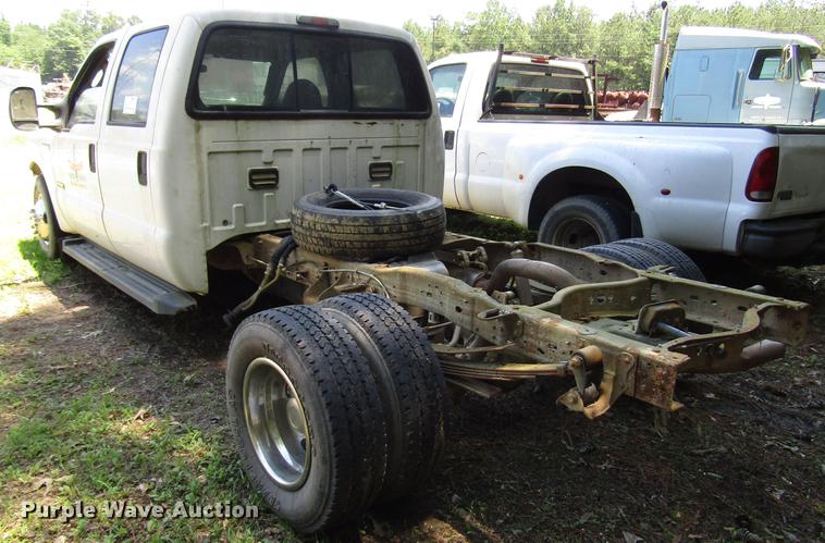 image for item DD3006 2006 Ford F350 Super Duty Crew Cab pickup truck cab and chassis