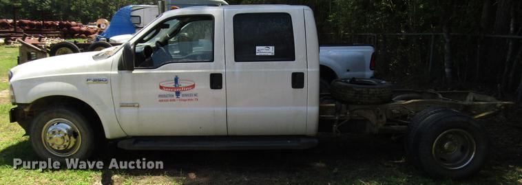 image for item DD3006 2006 Ford F350 Super Duty Crew Cab pickup truck cab and chassis