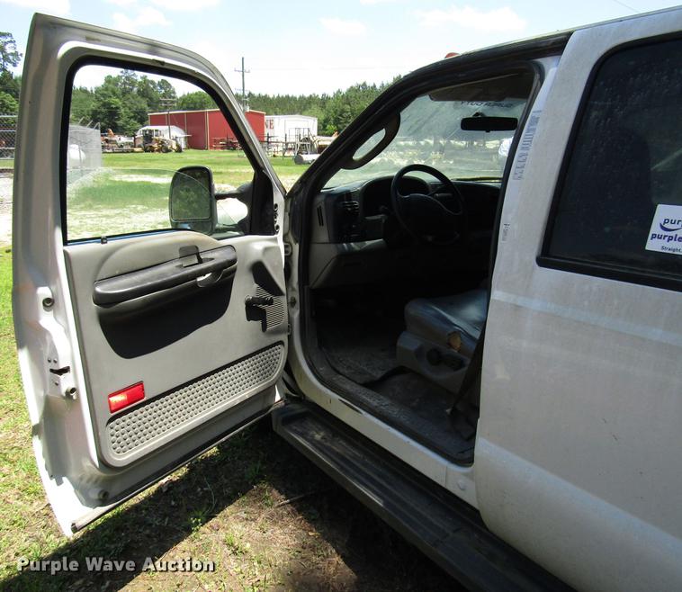 image for item DD3006 2006 Ford F350 Super Duty Crew Cab pickup truck cab and chassis