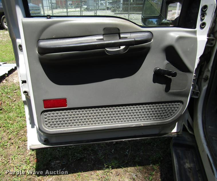 image for item DD3006 2006 Ford F350 Super Duty Crew Cab pickup truck cab and chassis