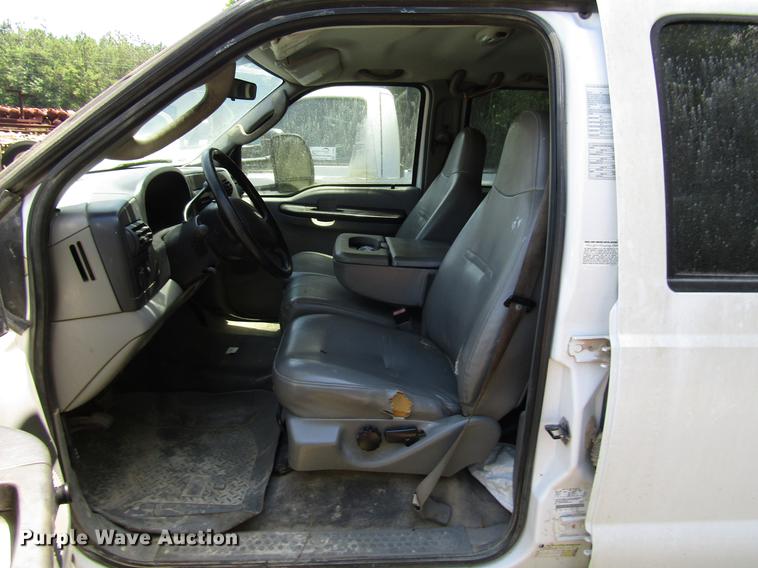 image for item DD3006 2006 Ford F350 Super Duty Crew Cab pickup truck cab and chassis