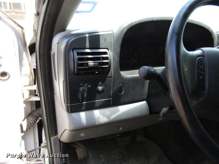 image for item DD3006 2006 Ford F350 Super Duty Crew Cab pickup truck cab and chassis