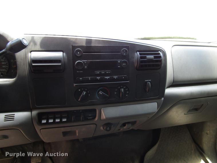 image for item DD3006 2006 Ford F350 Super Duty Crew Cab pickup truck cab and chassis