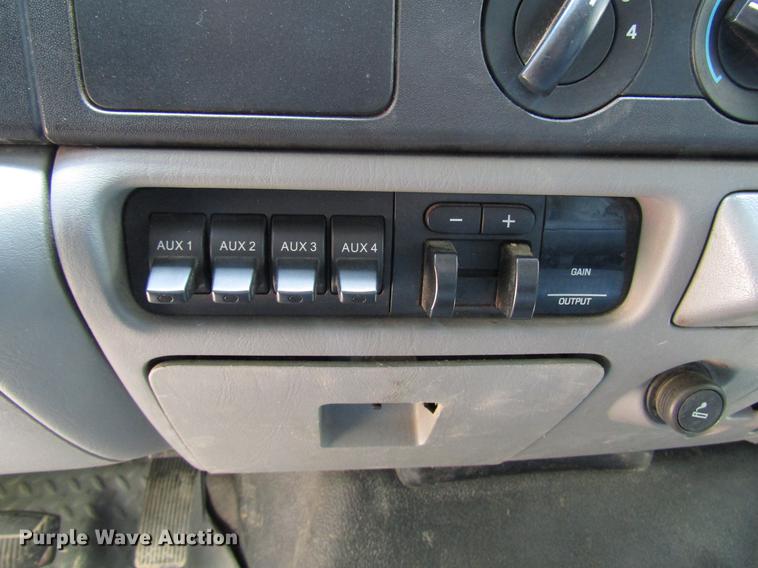 image for item DD3006 2006 Ford F350 Super Duty Crew Cab pickup truck cab and chassis