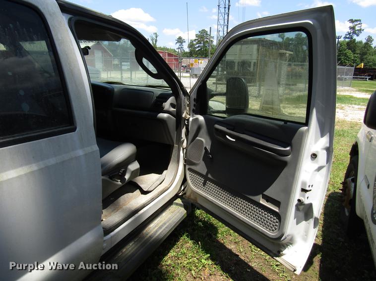 image for item DD3006 2006 Ford F350 Super Duty Crew Cab pickup truck cab and chassis