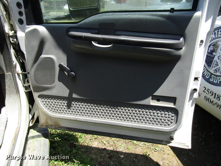 image for item DD3006 2006 Ford F350 Super Duty Crew Cab pickup truck cab and chassis