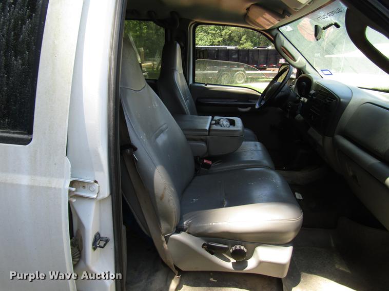 image for item DD3006 2006 Ford F350 Super Duty Crew Cab pickup truck cab and chassis