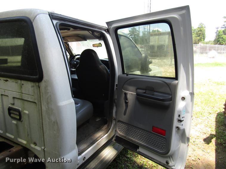 image for item DD3006 2006 Ford F350 Super Duty Crew Cab pickup truck cab and chassis