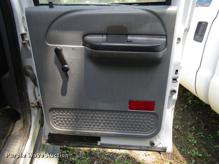 image for item DD3006 2006 Ford F350 Super Duty Crew Cab pickup truck cab and chassis