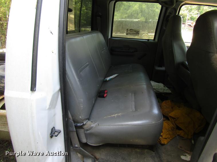 image for item DD3006 2006 Ford F350 Super Duty Crew Cab pickup truck cab and chassis