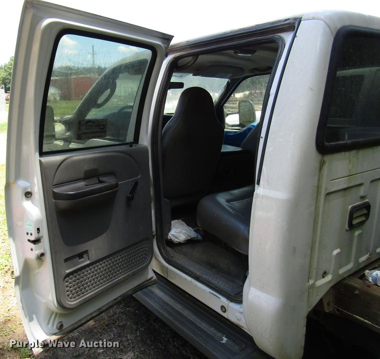 image for item DD3006 2006 Ford F350 Super Duty Crew Cab pickup truck cab and chassis