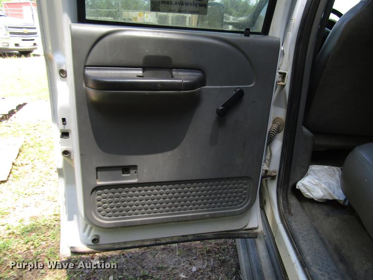 image for item DD3006 2006 Ford F350 Super Duty Crew Cab pickup truck cab and chassis