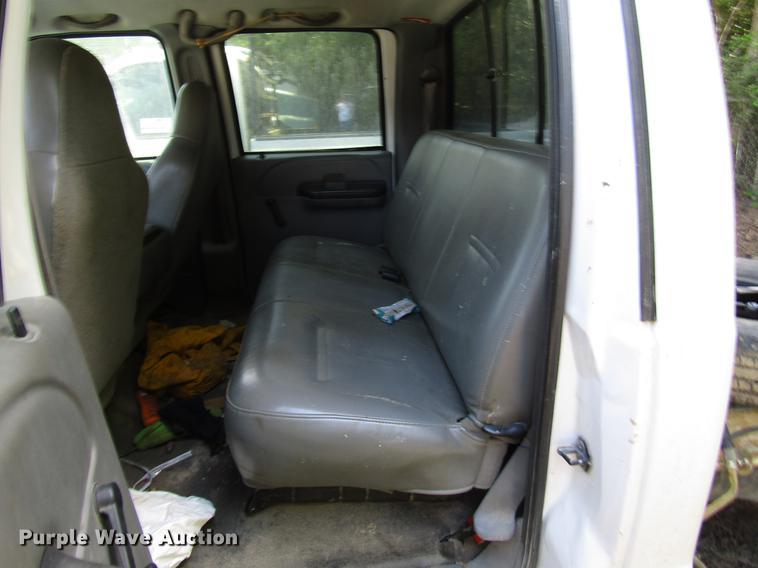 image for item DD3006 2006 Ford F350 Super Duty Crew Cab pickup truck cab and chassis