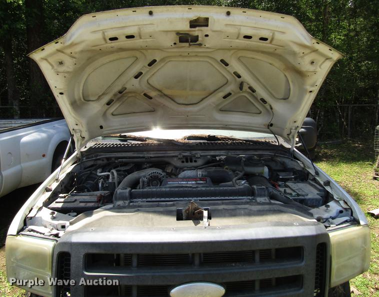 image for item DD3006 2006 Ford F350 Super Duty Crew Cab pickup truck cab and chassis