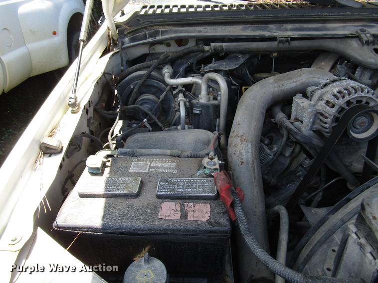 image for item DD3006 2006 Ford F350 Super Duty Crew Cab pickup truck cab and chassis