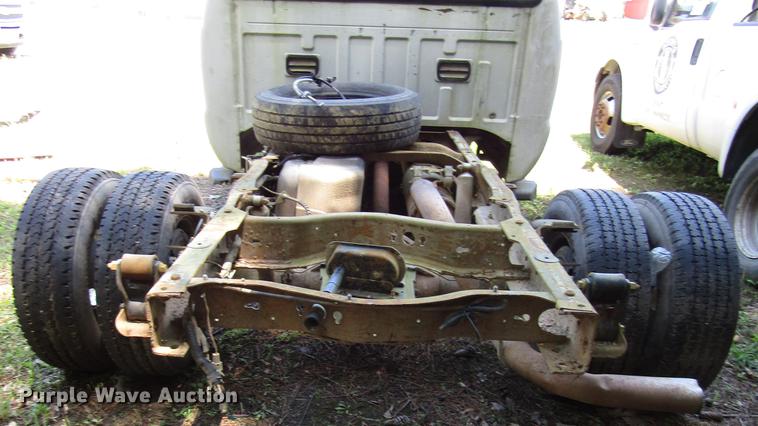 image for item DD3006 2006 Ford F350 Super Duty Crew Cab pickup truck cab and chassis