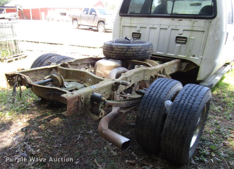image for item DD3006 2006 Ford F350 Super Duty Crew Cab pickup truck cab and chassis
