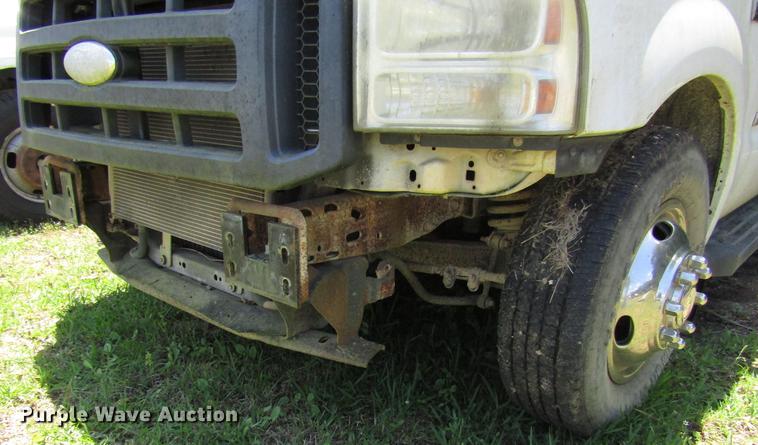 image for item DD3006 2006 Ford F350 Super Duty Crew Cab pickup truck cab and chassis
