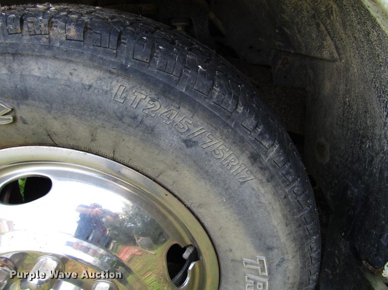 image for item DD3006 2006 Ford F350 Super Duty Crew Cab pickup truck cab and chassis