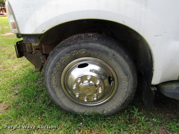 image for item DD3006 2006 Ford F350 Super Duty Crew Cab pickup truck cab and chassis