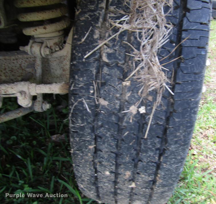 image for item DD3006 2006 Ford F350 Super Duty Crew Cab pickup truck cab and chassis