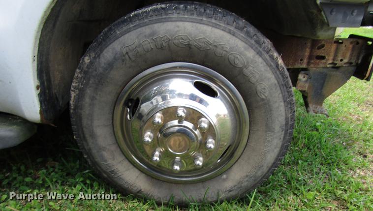 image for item DD3006 2006 Ford F350 Super Duty Crew Cab pickup truck cab and chassis