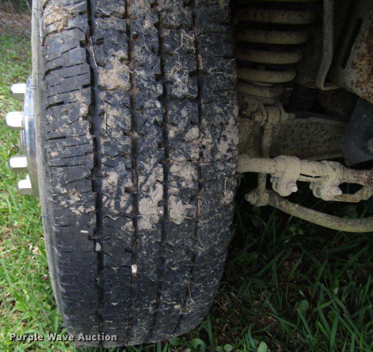 image for item DD3006 2006 Ford F350 Super Duty Crew Cab pickup truck cab and chassis