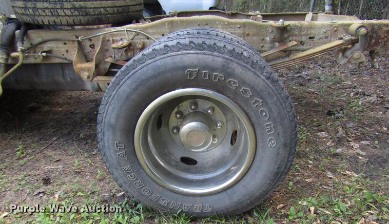 image for item DD3006 2006 Ford F350 Super Duty Crew Cab pickup truck cab and chassis