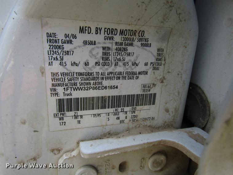 image for item DD3006 2006 Ford F350 Super Duty Crew Cab pickup truck cab and chassis