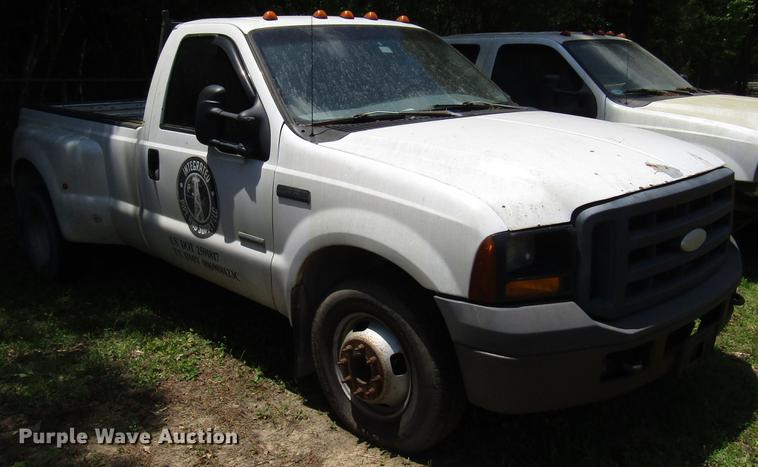 image for item DD3007 2006 Ford F350 Super Duty pickup truck