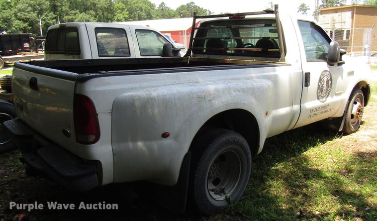 image for item DD3007 2006 Ford F350 Super Duty pickup truck