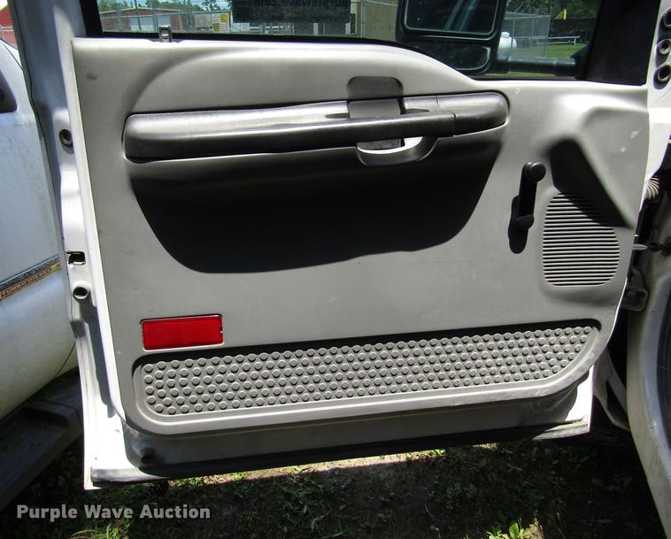 image for item DD3007 2006 Ford F350 Super Duty pickup truck