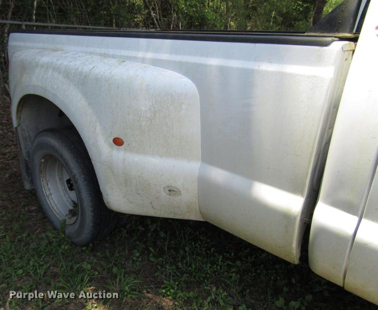 image for item DD3007 2006 Ford F350 Super Duty pickup truck