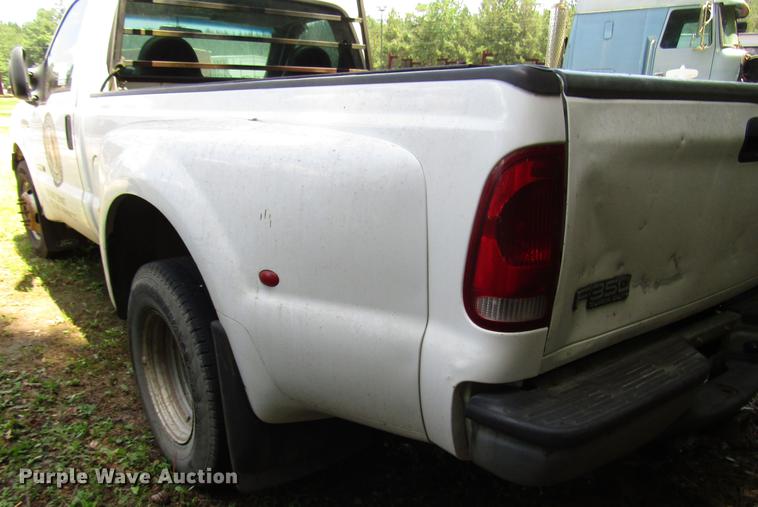 image for item DD3007 2006 Ford F350 Super Duty pickup truck